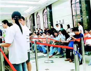 ac尼尔森:银行排队率高达73%