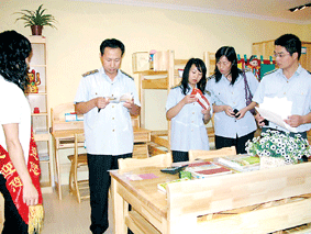 [图文]东营区质量技监局家具检测中心工作人员