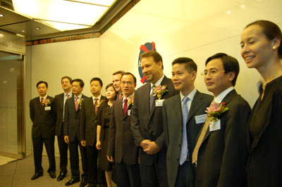 图文:郭广昌和复星国际保荐团队在港交所门前