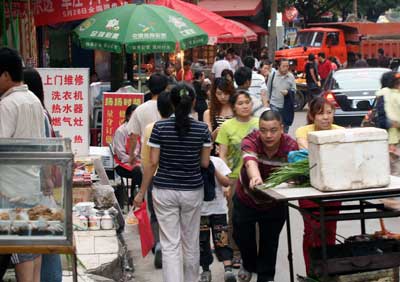 夏季到来地摊在小区兴起 地摊夜市抢走正规夜