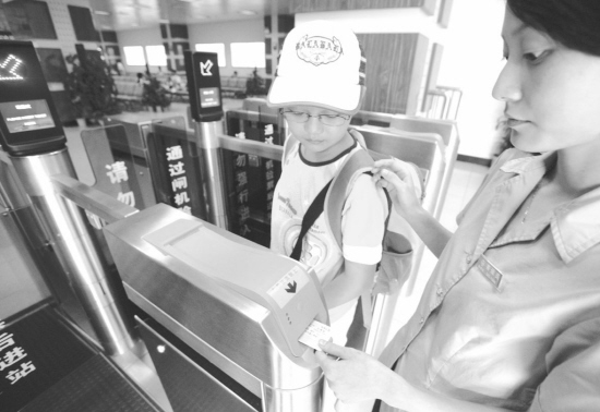 杭州:动车组试行刷卡坐火车_焦点透视