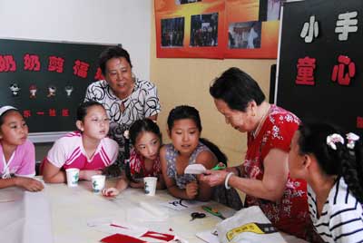 老人兴趣班 孩子学手艺_焦点透视