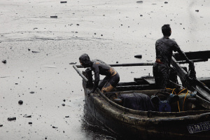 8时35分22秒 两人朝洋面吼叫着张良 8时35分22秒 两人朝洋面吼叫着张良