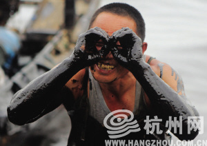 大连市南砣渔港,捞油渔民王峰拍照时摆出的造型。 大连市南砣渔港,捞油渔民王峰拍照时摆出的造型。