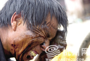 捞油后,渔民在洗脸,脸上全是油污,洗也洗不掉。 捞油后,渔民在洗脸,脸上全是油污,洗也洗不掉。