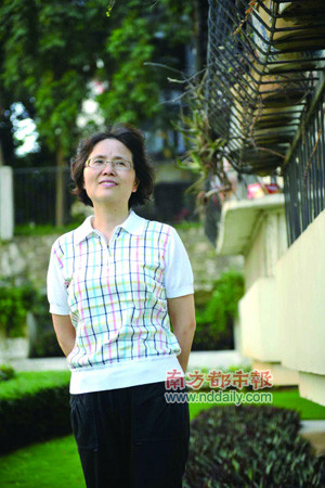 做竞选海报的肖幼美。 做竞选海报的肖幼美。