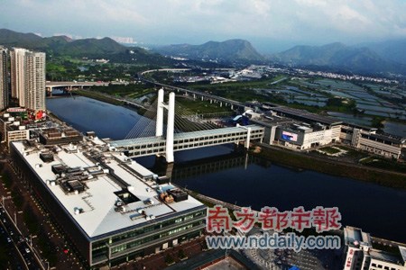 从福田口岸的建设可以看出深圳在不断拉近与香港的距离。 从福田口岸的建设可以看出深圳在不断拉近与香港的距离。