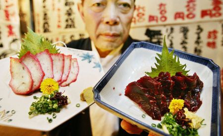 鲸鱼肉被制成各种日本料理及罐装食品,在日本的捕鲸基地,鲸鱼肉售价比当地的牛肉便宜很多,鲸肉被公认为美味,吃后可以强身健体。 鲸鱼肉被制成各种日本料理及罐装食品,在日本的捕鲸基地,鲸鱼肉售价比当地的牛肉便宜很多,鲸肉被公认为美味,吃后可以强身健体。