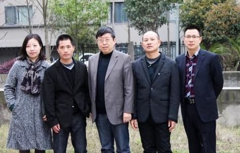 无罪释放后与律师合影 无罪释放后与律师合影