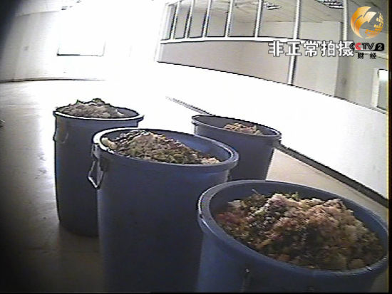 食堂内满溢的泔水桶 食堂内满溢的泔水桶