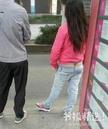 姑娘你这低腰裤不错.哥们你这样拍照考虑过狮身人面像的感受.吗.