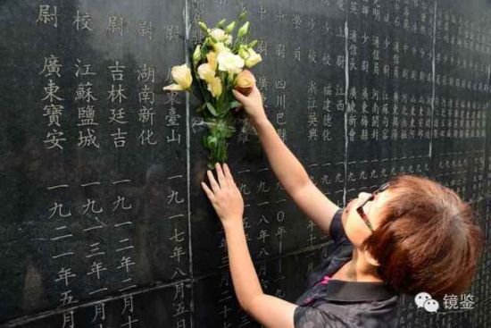 9月3日,烈士夏崇本的外孙女周小复在南京抗日航空烈士纪念碑前为外祖父献花 9月3日,烈士夏崇本的外孙女周小复在南京抗日航空烈士纪念碑前为外祖父献花
