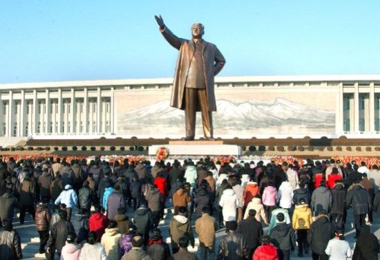 太阳节朝鲜市民向金日成雕像献花