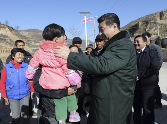 今天,习近平再次回到这片黄土地。同他一起来的,还有夫人彭丽媛。 今天,习近平再次回到这片黄土地。同他一起来的,还有夫人彭丽媛。