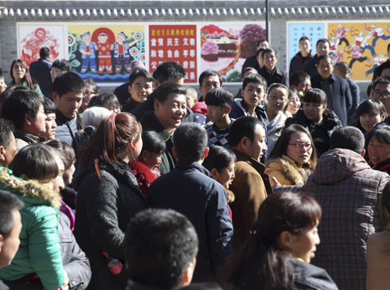 到了村委会,等候在这里的乡亲们见到总书记来了,热烈鼓掌。 到了村委会,等候在这里的乡亲们见到总书记来了,热烈鼓掌。