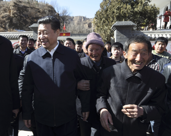 村民梁耀才握着总书记的手说,你那年寄给我的钱收到了,这份情义忘不了。原来,梁耀才妻子生了重病,习近平得知后,寄来1000块钱。 村民梁耀才握着总书记的手说,你那年寄给我的钱收到了,这份情义忘不了。原来,梁耀才妻子生了重病,习近平得知后,寄来1000块钱。