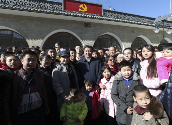 习近平和彭丽媛高兴地同梁家河村的乡亲们合影留念。 习近平和彭丽媛高兴地同梁家河村的乡亲们合影留念。