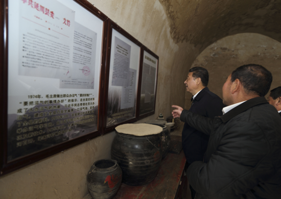 窑洞的墙上挂着一张珍贵的文件影印件——这是一份手写的文件 窑洞的墙上挂着一张珍贵的文件影印件——这是一份手写的文件