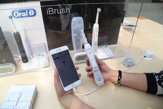 Oral-B iBrush 蓝牙智能互联技术,能帮助使用者养成更好的刷牙习惯 Oral-B iBrush 蓝牙智能互联技术,能帮助使用者养成更好的刷牙习惯