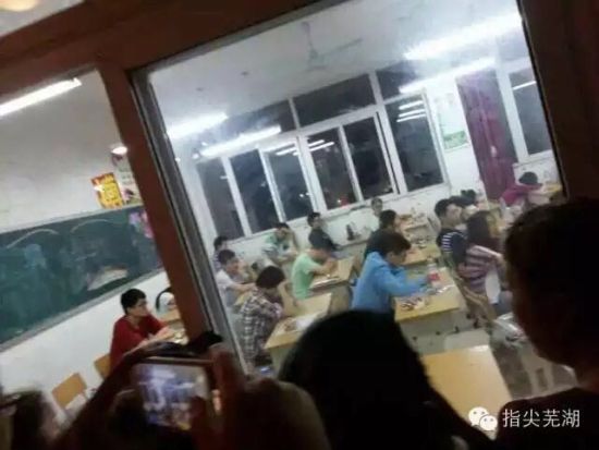 网曝芜湖一高考考点英语听力故障 千余学生受
