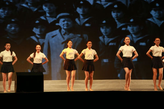 女团成员在舞台上进行首次大型文艺演出 女团成员在舞台上进行首次大型文艺演出