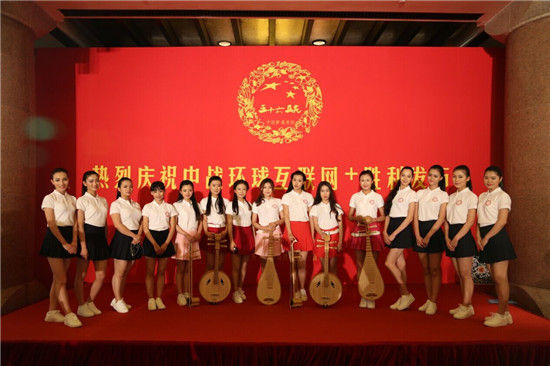 今年6月,五十六朵花组合亮相钓鱼台。 今年6月,五十六朵花组合亮相钓鱼台。