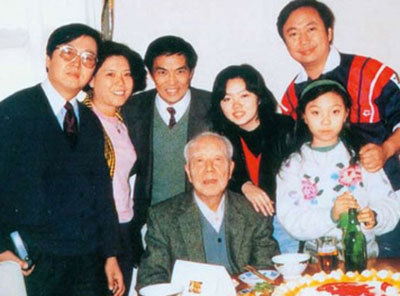 1991年12月，祖孙三代在中南海家中欢聚，共庆万里75岁寿辰。