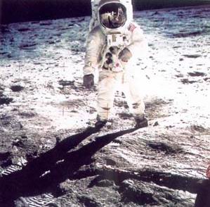 最先登上月球的人--阿姆斯特朗