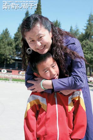 丽江政府推迟接管孤儿学校令捐款人张春华不满