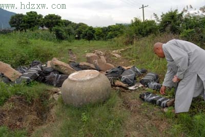 渔民草丛里找回灵骨塔