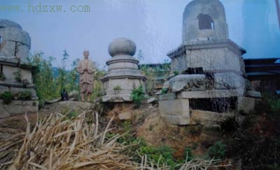 渔民草丛里找回灵骨塔