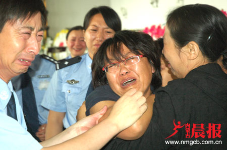 呼市民众送别英雄(图)