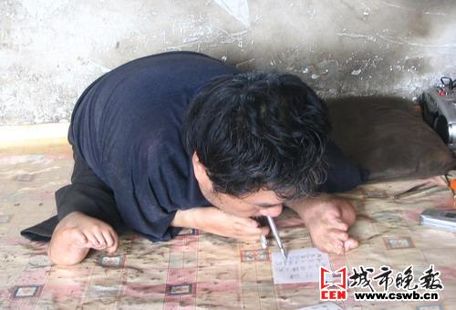 小米人靠嘴写书鼓励他人(图文)