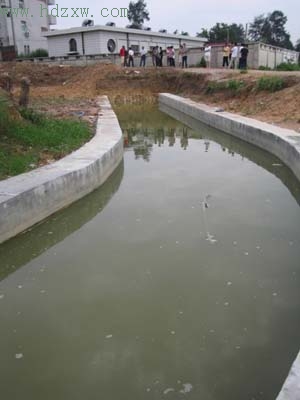 开挖沟渠未设安全防护措施男童滑入沟中溺亡