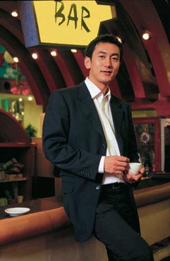 CCTV4《今日关注》主持人鲁健简介(图)