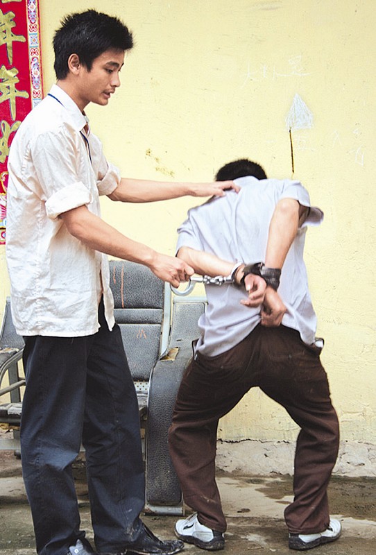 安兜舫阳大酒店附近:协警经过三人撒腿就跑