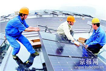 图文:国家体育馆屋顶开始安装太阳能板