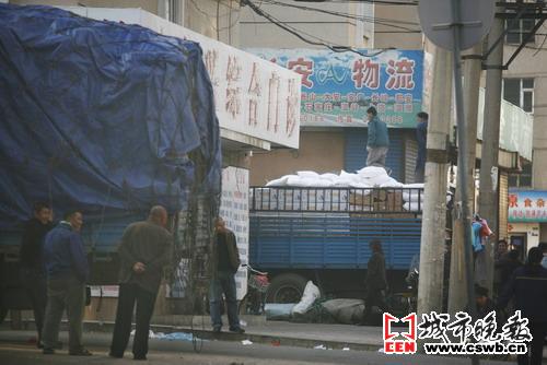 小区里开配货站 居民夜夜难入眠