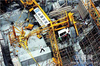 北京金融街两塔吊倒塌砸伤3人(图)