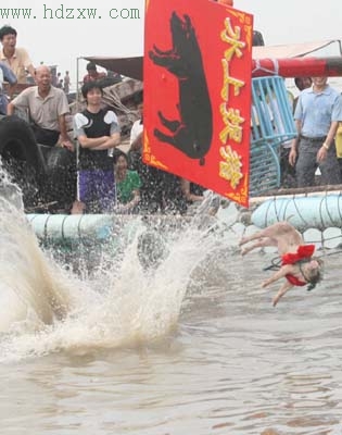 端午节 石狮蚶江泼水狂欢