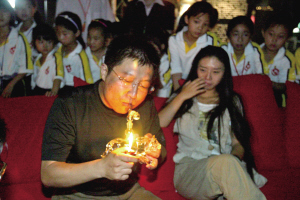 在模拟场景中,参观者可以看到许多人在酒吧中吸食"毒品".