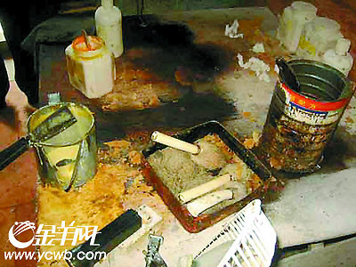 小作坊地上脏乱不堪   (倩茹/编制)