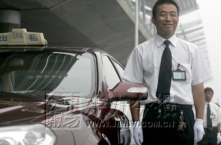 式样统一衣服自买或自做 郑州机场的哥昨日统