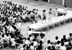 萧山 中职学生演绎环保时装秀