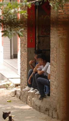 北峰中学附近一家小卖部卖散烟给学生被查