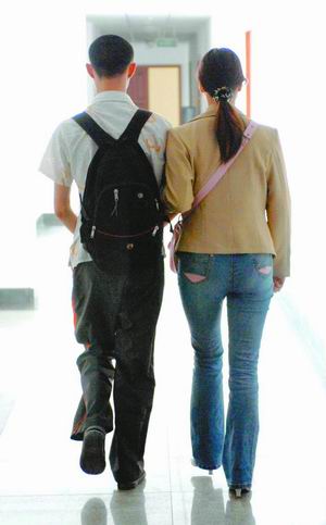 少年参与盗窃被判缓刑 法官助他返学校