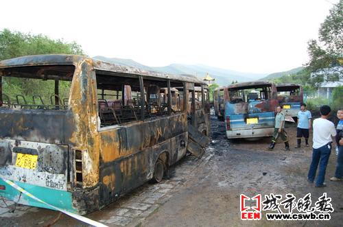 松花湖畔 8辆中巴着火