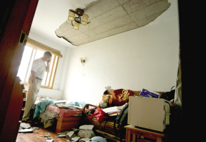 顶棚抹灰层脱落砸伤老太