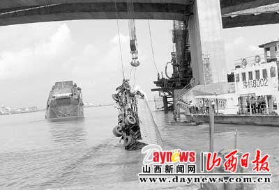 九江大桥坍塌事故首辆失踪车辆打捞出水