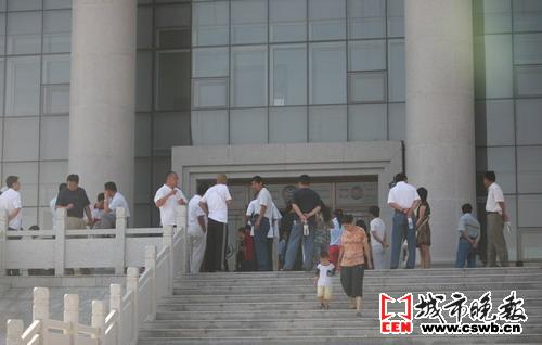 自称出于好心打收条 女镇长不承认收10万